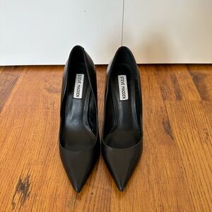Steve Madden Black leather pumps
